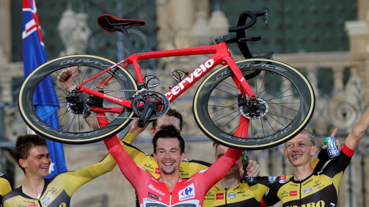 Roglic celebra, junto a su equipo, su triunfo en la Vuelta.