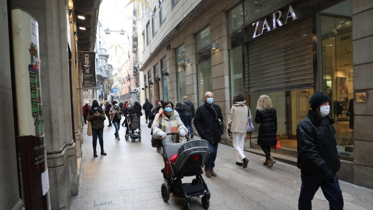 L’Eix Comercial de Lleida presentava ahir aquest aspecte.