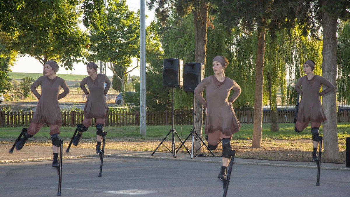 Último ensayo abierto  - FiraTàrrega acogió ayer en el Reguer el último ensayo abierto del programa Suport a la Creació antes del certamen en septiembre. Corrió a cargo de la compañía valenciana Maduixa y su Migrare, una pieza de danza sobr ...