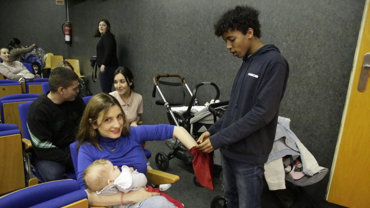 La Sala Jaume Magre celebró ayer el sorteo de desempate para alumnos con los mismos puntos.