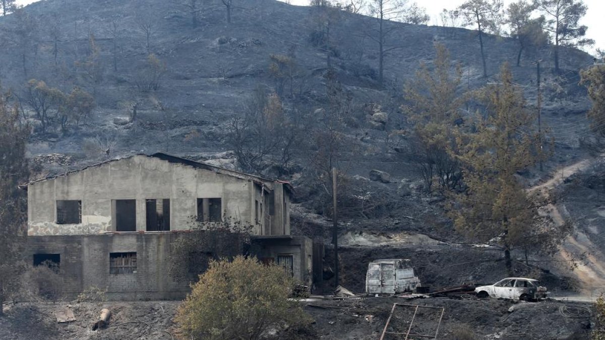 Almenys quatre morts en el pitjor incendi de la història de Xipre