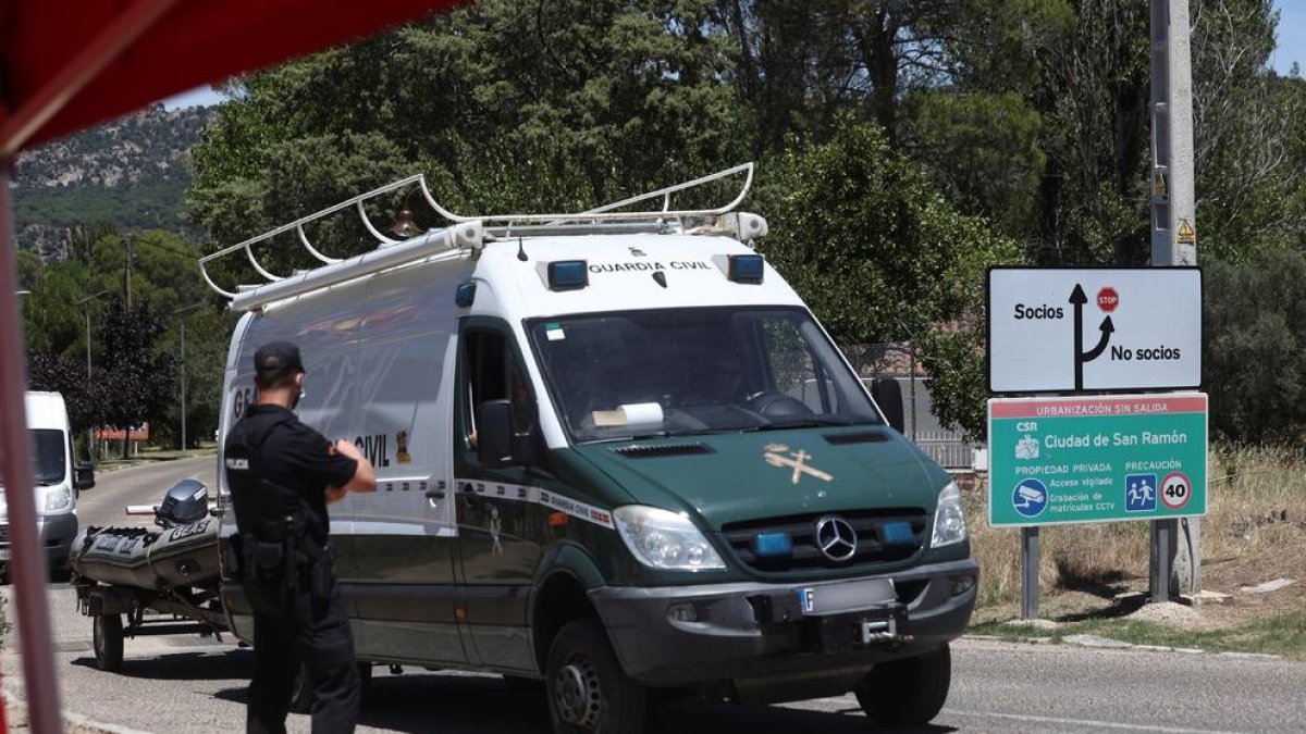 Efectivos de la Guardia Civil en la zona del pantano.