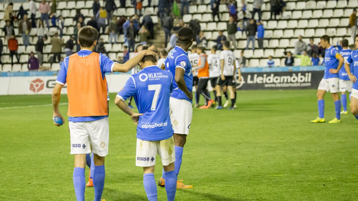 Jugadors del Lleida mostren decepció després de la derrota de diumenge amb el Castelló.