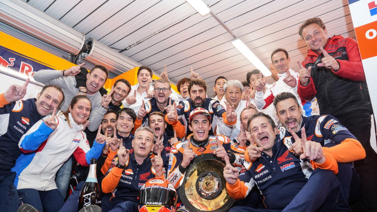Todo el equipo de Marc Márquez festeja la undécima victoria de la temporada del leridano, que deja la ‘Triple Corona’ muy cerca, así como el récord de puntos de Lorenzo.