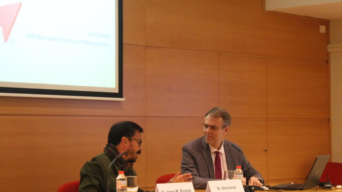 Conferencia del economista Oriol Amat, ayer, en la Cámara de Comercio de Lleida.