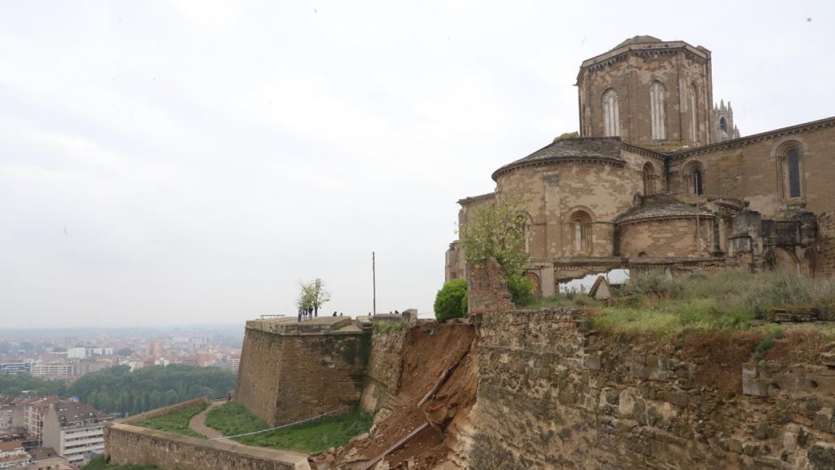 Desprendimiento el pasado mes de abril de un tramo de la muralla del Turó de la Seu Vella.