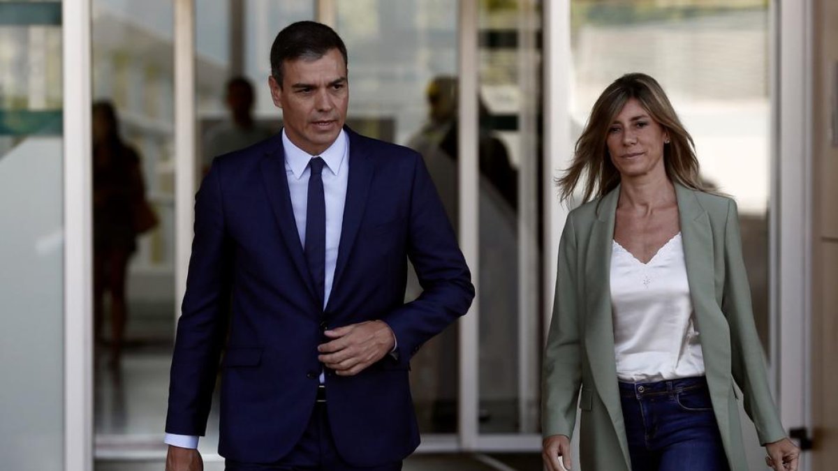 Pedro Sánchez y su esposa, Begoña Gómez, a su salida del hospital Quirón Salud Madrid, tras visitar ayer al rey Juan Carlos. 