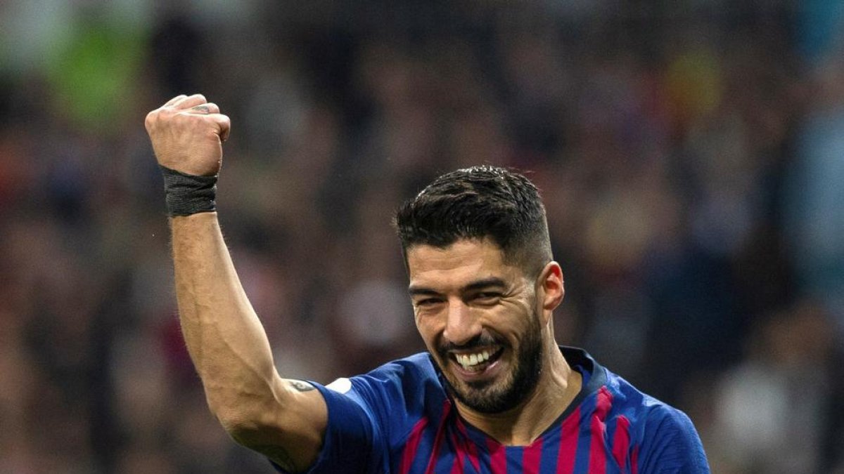 Luis Suárez, que ayer recuperó su olfato goleador, celebra el su segundo gol, anotado de penalti que él mismo forzó.