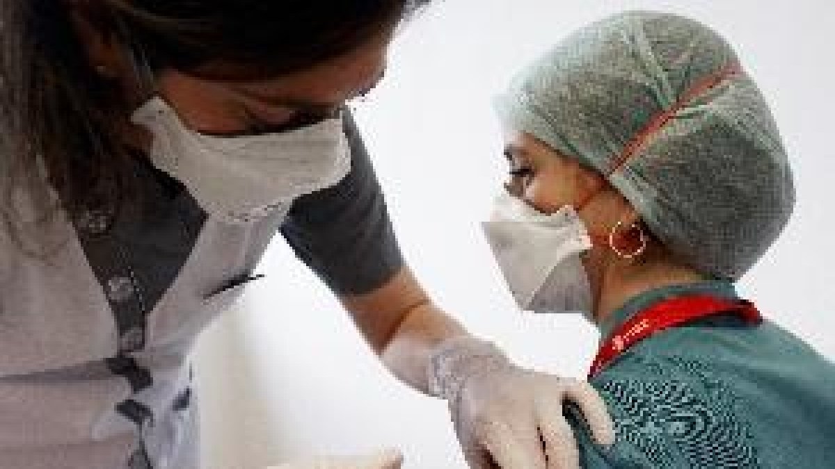 Espanya administrarà la vacuna d'AstraZeneca a persones de 18 a 55 anys