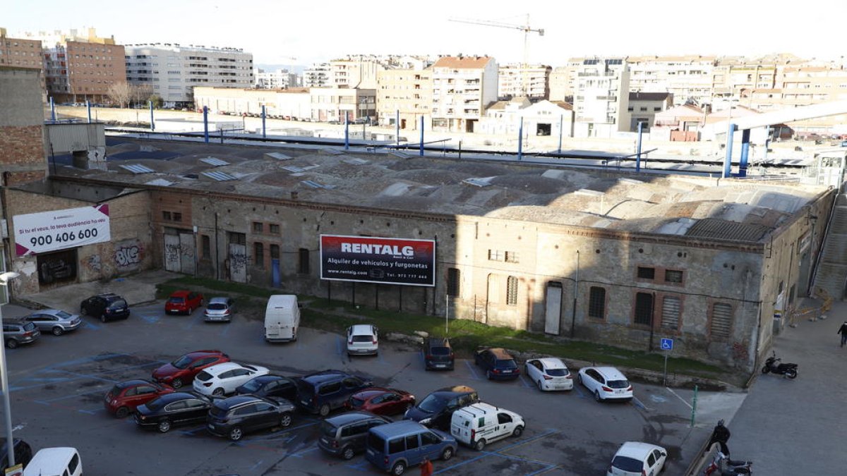 Imagen de los almacenes de los Docs, que formarán parte de la futura estación de autobuses.