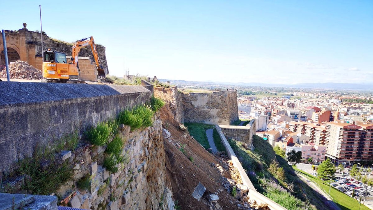 Plano general donde se puede ver maquinaria trabajando en el saneamiento del desprendimiento en la muralla de la Seu Vella