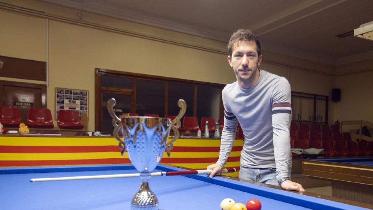 Mateu Carbonell, con su trofeo en una de las mesas del Casal de Cervera.