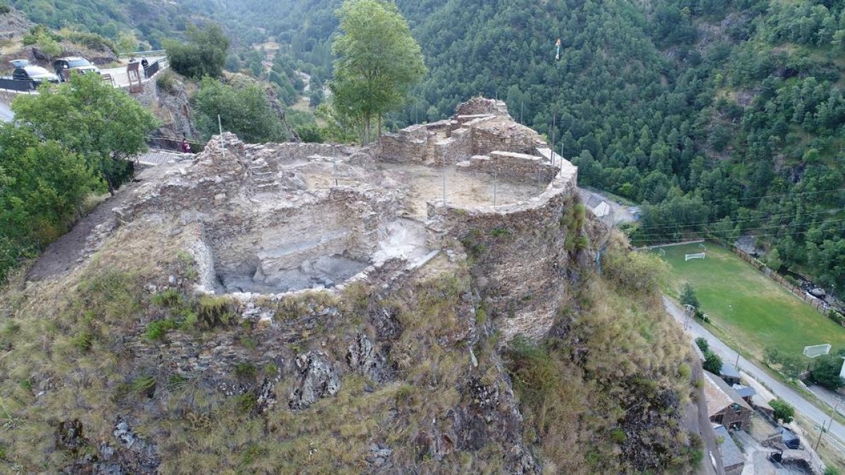 Vista aèria actual de les restes al descobert del castell medieval de Tavascan, al Pallars Sobirà.