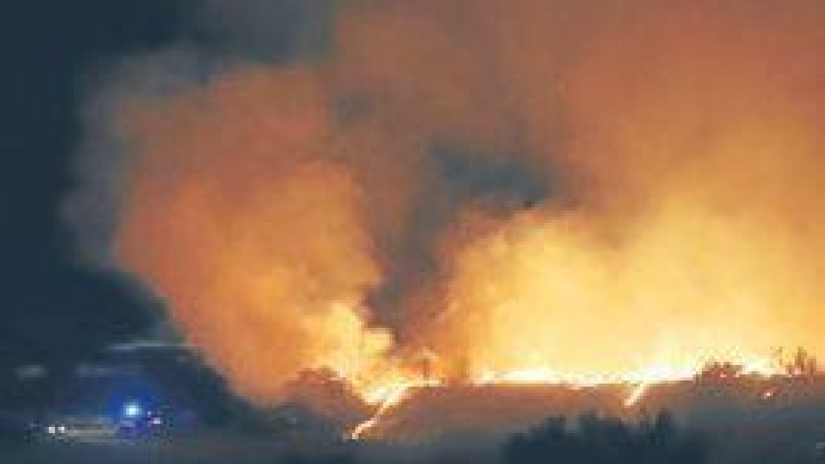 Imatge de l'aparatós incendi a l'empresa fustera d'Artesa de Segre.