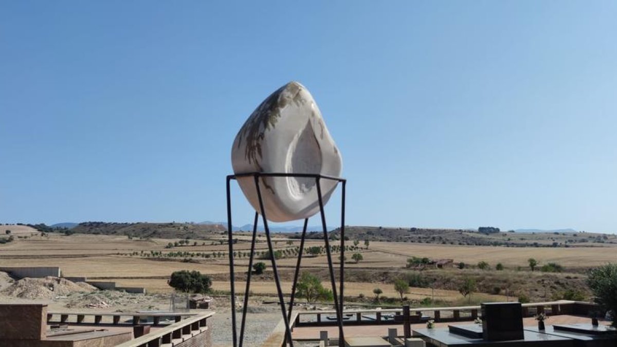 La escultura en el Cementiri Nou de Balaguer.