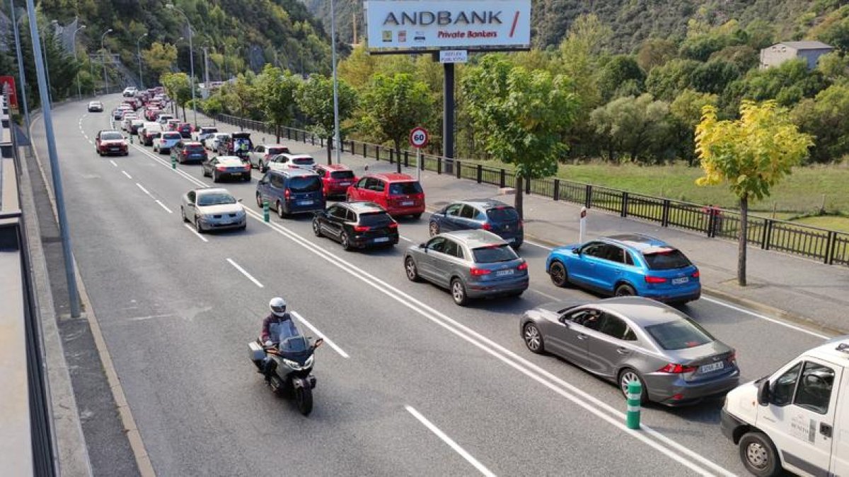  Los vehículos quedaban parados en la zona de la Portalada.