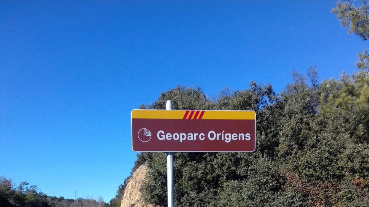 Imagen de un letrero que indica el Geoparque Orígens en el puerto de Comiols.