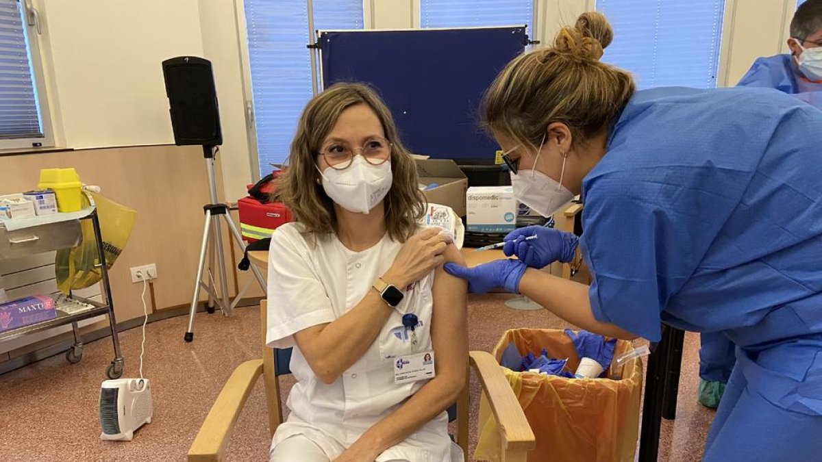 Una professional sanitària d’Aran rebent la injecció.