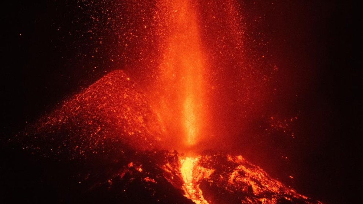 Imagen del volcán tomada en la madrugada de ayer lunes, tras un derrumbe parcial en el cono principal.