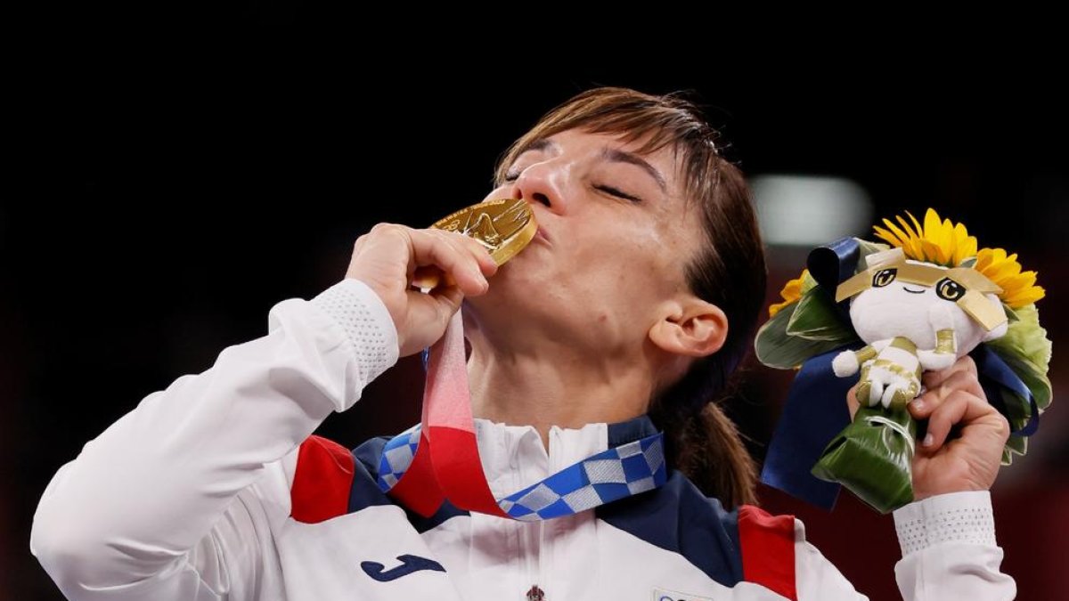 Sandra Sánchez besa su medalla de oro en kárate.