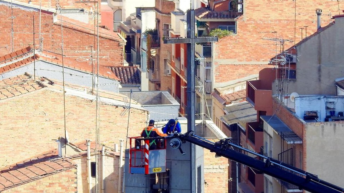 Momento en que operarios retiraban el nido de cigüeñas.