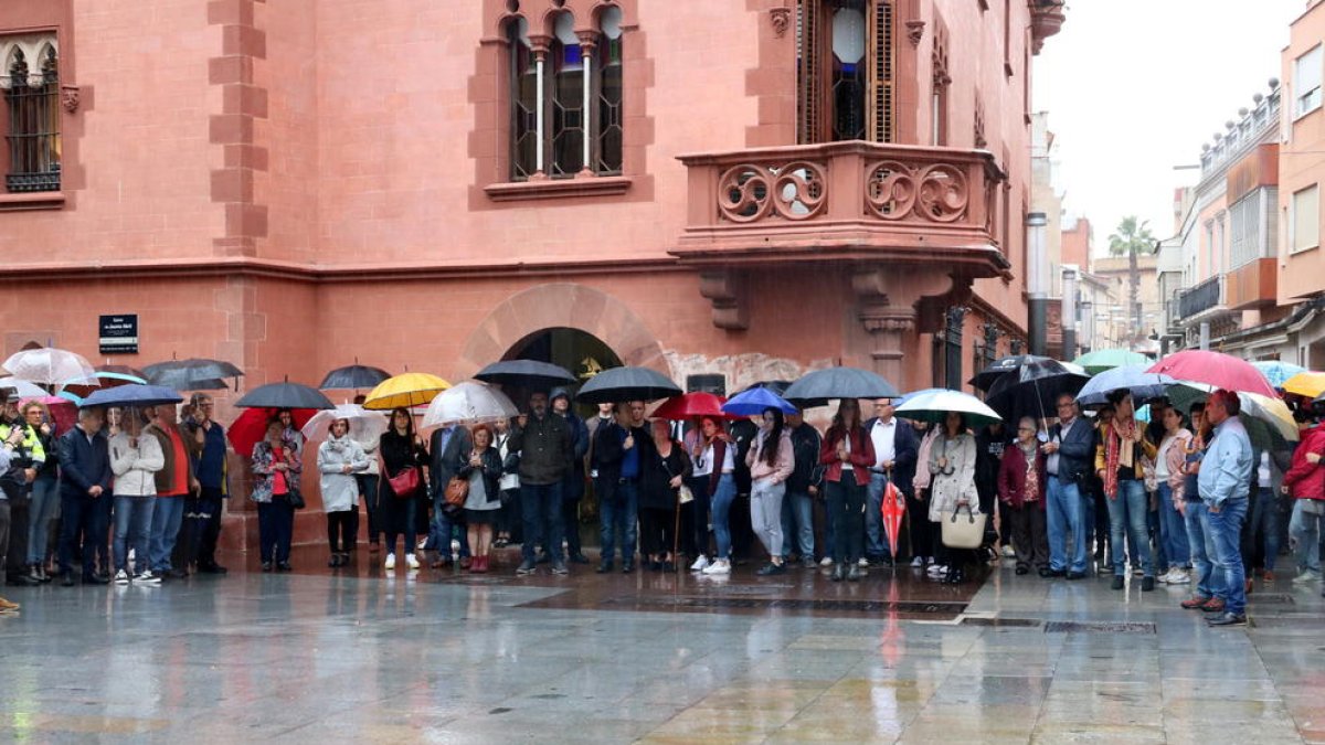 Autoridades, vecino y familiares de Janet Jumillas guardaron un minuto de silencio bajo la lluvia.