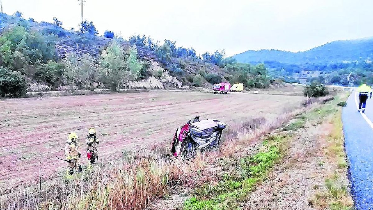 El coche volcó lateralmente tras salirse de la vía. 