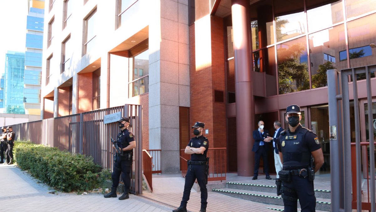 Agentes de Policía custodian la sede del Tribunal de Cuentas, en Madrid, en una imagen de junio.