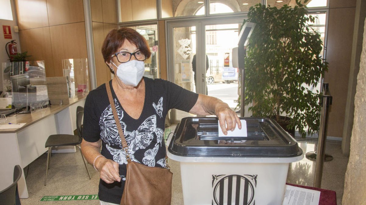 Una vecina votando durante la consulta que se hizo pasado día 1.