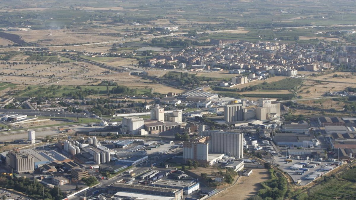 Imagen aérea del polígono industrial El Segre, a las afueras de la ciudad de Lleida.