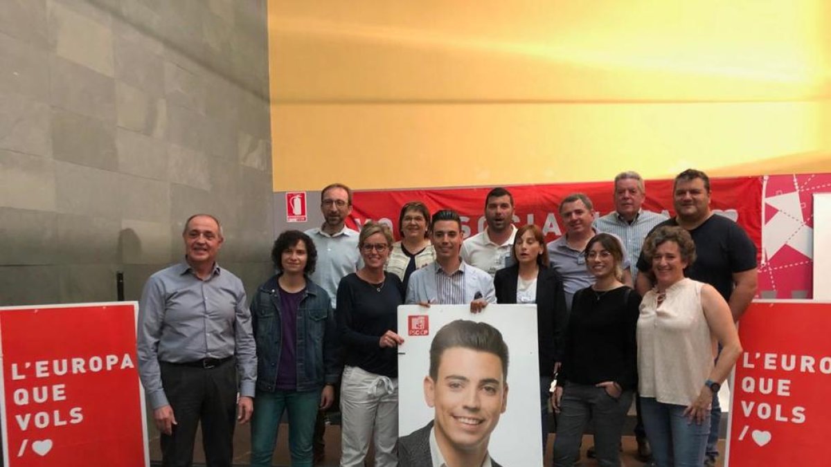 Joel Bastons, en el centro, con la diputada Montse Mínguez.