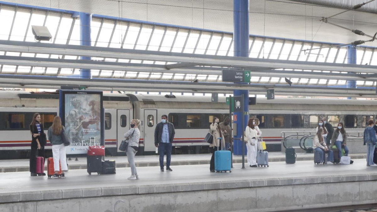 Viajeros esperando la llegada de un tren en Lleida