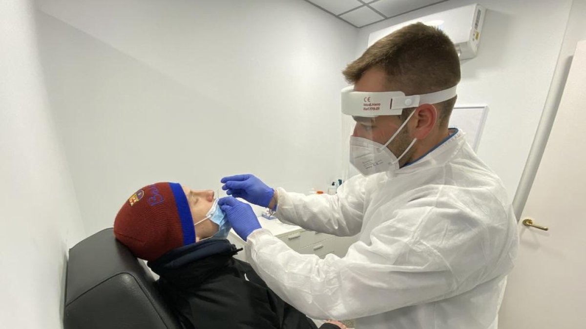 Kaspars Vecvagars, amb la gorra del Barça, durant el test PCR a què es va sotmetre ahir tota la plantilla.