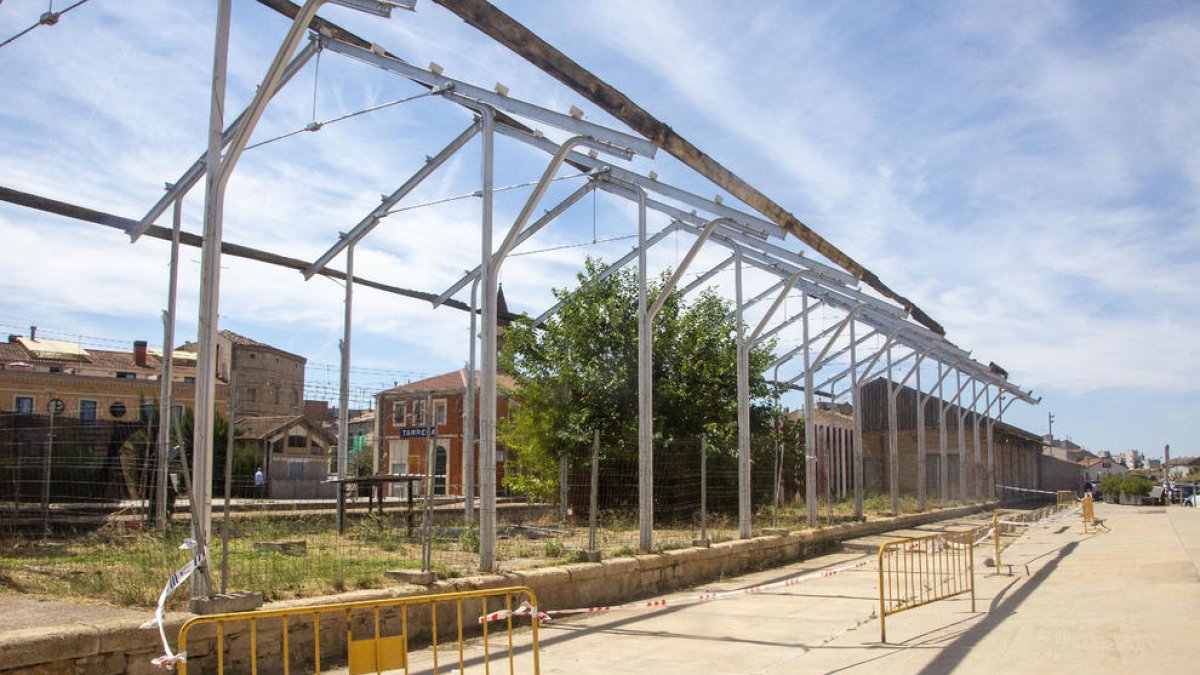 Las vallas que se han instalado en la zona de los muelles de la estación de tren.