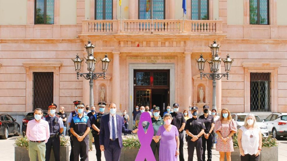 El acto de rechazo, ayer ante la subdelegación del Gobierno. 