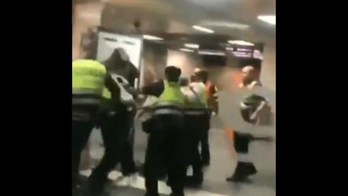 VÍDEO. Renfe investiga a los vigilantes de seguridad que golpearon a un pasajero en Barcelona