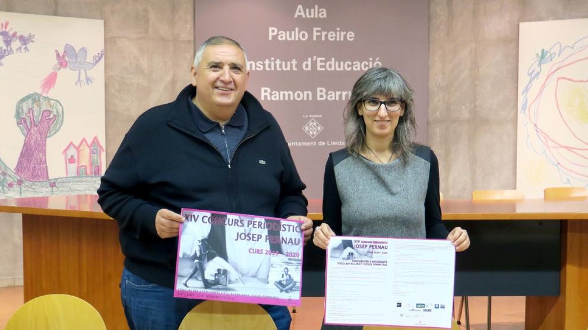 La concejala de Educación, Cooperación, Derechos Civiles y Feminismos, Sandra Castro, y el presidente del Colegio en Lleida, Rafa Gimena, han presentado la nueva convocatoria.