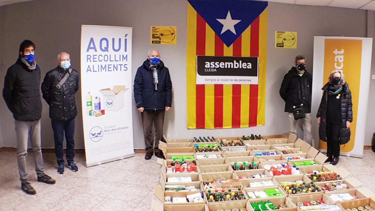 Acte d’entrega dels 800 quilos d’aliments per part de l’Assemblea Nacional Catalana de Lleida i Segrià al Banc dels Aliments de les Comarques de Lleida, ahir.