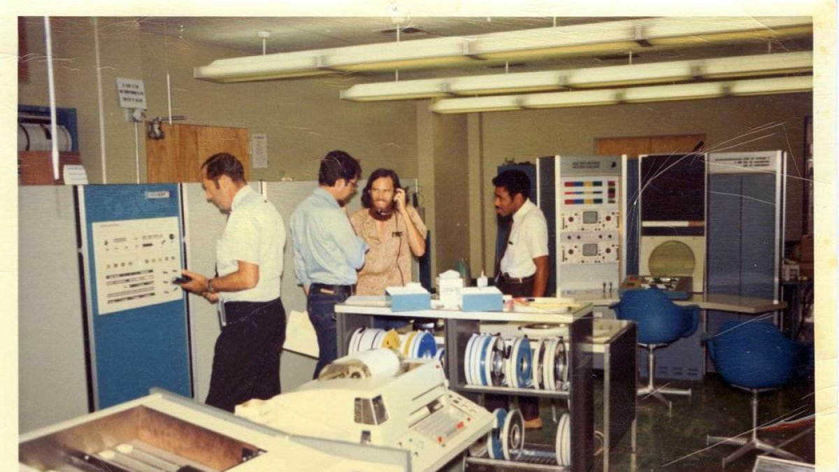 Fotografia cedida per la Universitat de Califòrnia Los Angeles (UCLA) on es mostra a diversos científics mentre treballen al primer laboratori d'Internet al campus a Los Angeles (Estats Units).