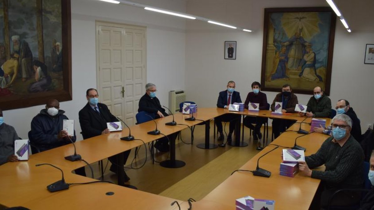 Entrega de les tauletes electròniques per part de la Fundació La Caixa al bisbat de Lleida, ahir.