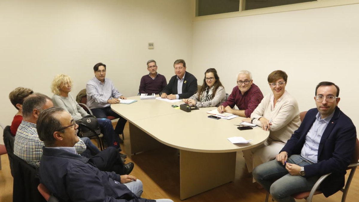 Membres de la plataforma, amb els representants de grups municipals.