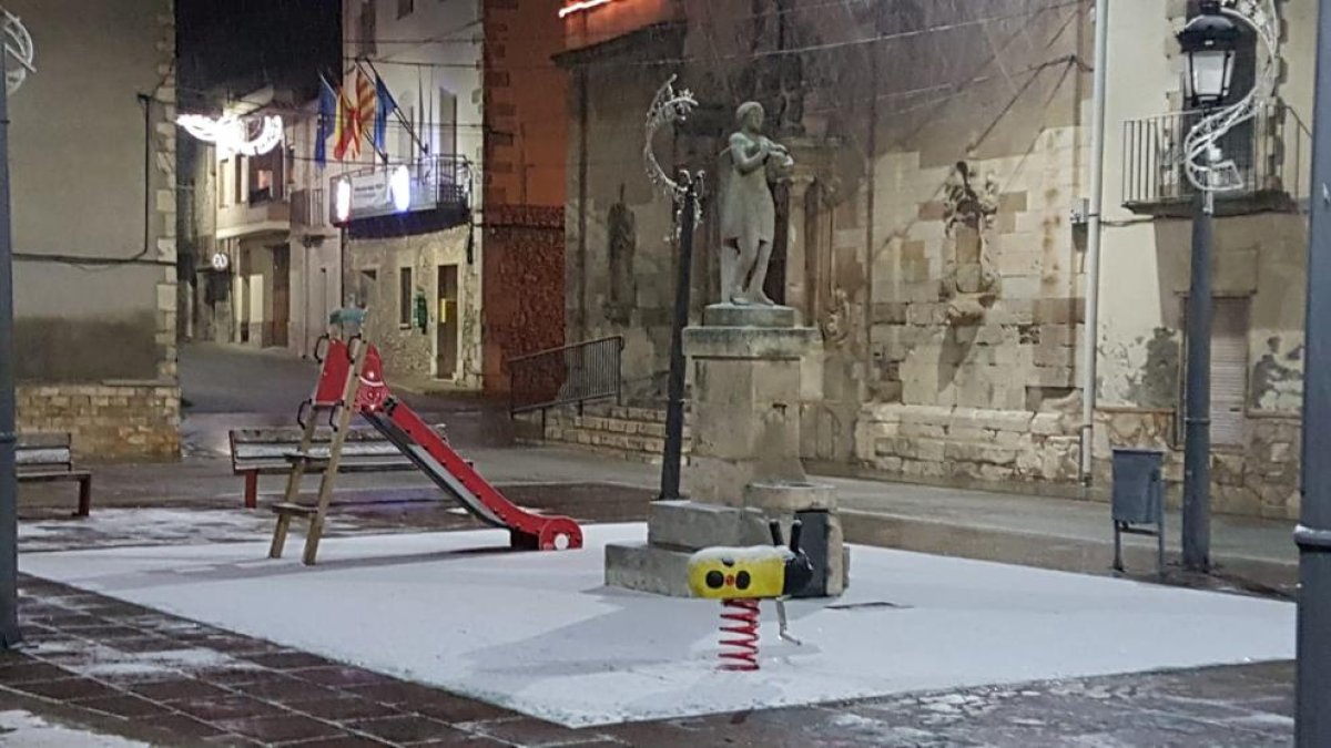 Las calles de Almatret ya quedaron cubiertas de nieve ayer por la noche. 