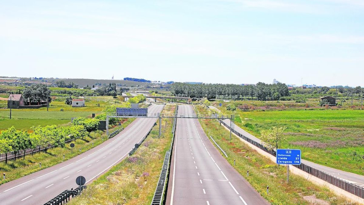 Imagen de la A-2 vacía a su paso por el Urgell el domingo 3 de mayo del año pasado, cuando finalizó el puente festivo. 