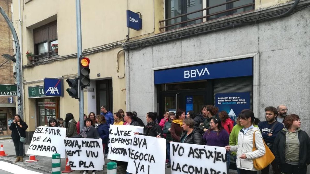 La concentración ayer por la tarde ante la sucursal del BBVA en El Pont de Suert.