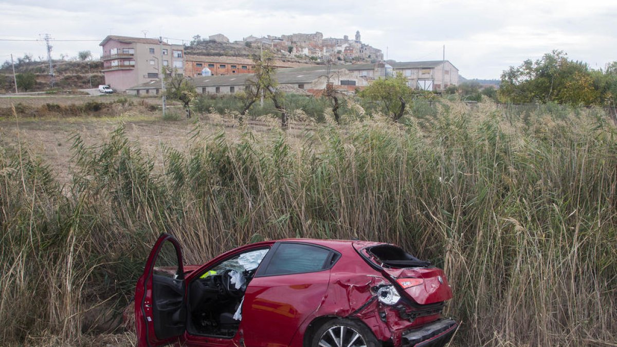 El turismo accidentado acabó en la cuneta tras dar varias vueltas de campana.