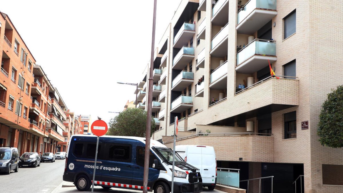 Una furgoneta de los Mossos frente al edificio del desalojo. 
