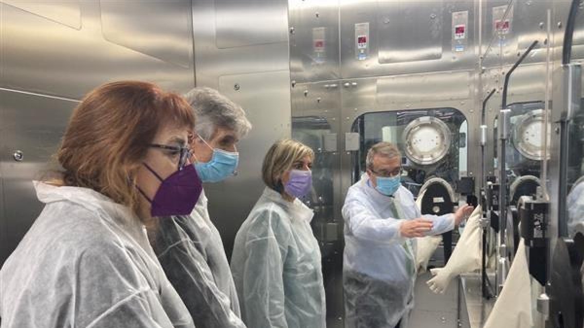 Argimon i Vergés van visitar ahir les instal·lacions de Reig-Jofre que produiran la vacuna de Janssen.