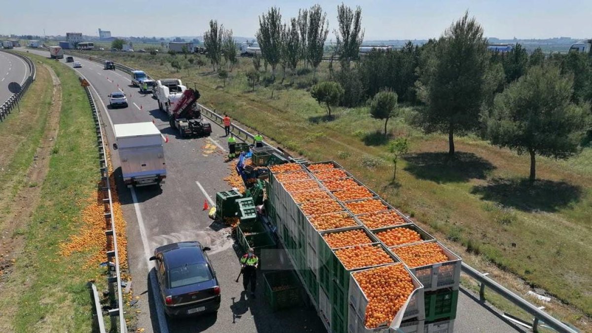 Una imatge de l'accident d'aquest dijous a l'A-2 a Bell-lloc d'Urgell