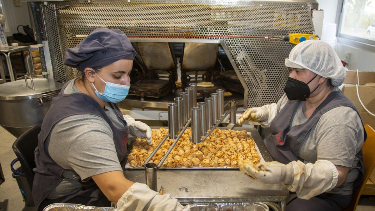 Trabajadoras de El Rosal preparando los lotes de Navidad. 