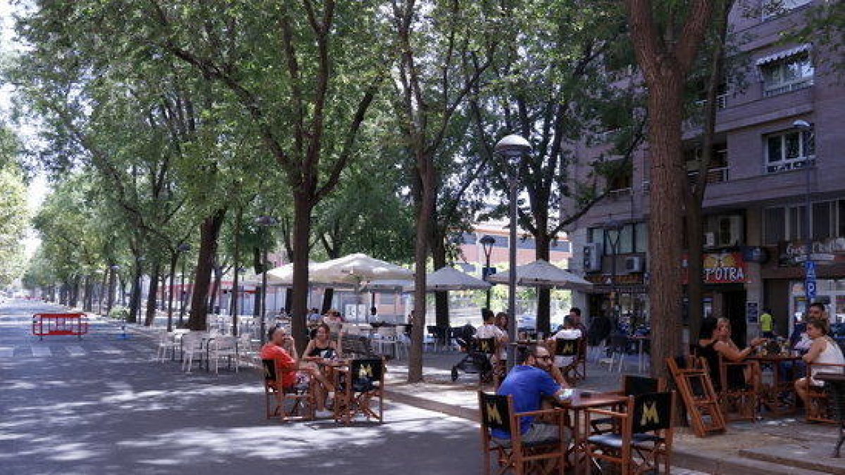 Veïns de Lleida a la terrassa del bar Beat a l'avinguda Doctora Castells de Lleida.